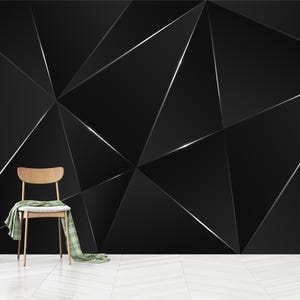 Carta da parati geometrica nera con motivo poligonale scuro di lusso e strisce triangolari argentate, strisce di lusso color argento platino, autoadesiva, non tessuta