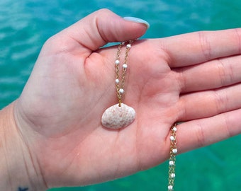Collana con perline dorate in conchiglia – Conchiglia autentica trovata su catena satellitare bianca e oro da 16 pollici, regalo di gioielli costieri