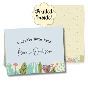 Puede incluir: Tarjeta de felicitación azul claro con el texto "A Little Note From Berna Erekson" y un borde floral. Se ve una tarjeta separada con un patrón de puntos. Una etiqueta en forma de nube dice "Printed Inside!"