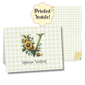 Puede incluir: Juego de papelería personalizado con la letra verde "V" adornada con girasoles. La papelería tiene un patrón de cuadros vichy verde claro y blanco. El nombre "Melanie Vaillant" está impreso debajo de la letra. El texto "Printed Inside!" también es visible.
