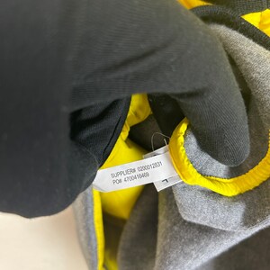 Puede incluir: Primer plano de una etiqueta amarilla con texto negro que dice "SUPPLIER# 0200012831 PO# 4700416469".