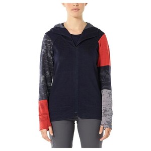 Peut inclure: Une veste à capuche bleu marine avec une fermeture éclair. La veste a un design patchwork avec des accents rouges, gris et noirs.