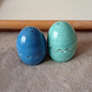 Two-in-one ceramic salt and pepper shaker, nestable egg