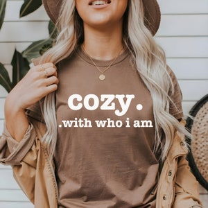 内向的な人のための「Cozy With Who I Am」Tシャツ、女性のためのトレンディなシャツ、インスピレーションあふれる自己愛Tシャツ、ルネッサンスツアーTシャツ、ポップカルチャーTシャツ