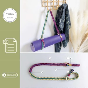 Peut inclure: Un patron de bricolage pour une sangle de tapis de yoga colorée avec un tapis de yoga violet suspendu à un support en bois. Le patron comprend des instructions pour la fabrication de la sangle avec des cordons de différentes couleurs. Le texte "YUKA STUDIO" et "TÉLÉCHARGER" est visible sur l'image.