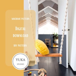 Puede incluir: Un patrón de columpio de macramé para descargar digitalmente. El patrón está disponible para proyectos de bricolaje. La imagen muestra un columpio de macramé blanco con un cojín amarillo colgado en una habitación con suelo de madera. El texto "MACRAME PATTERN", "DIGITAL DOWNLOAD", "DIY PATTERN" y "YUKA STUDIO" es visible en la imagen.