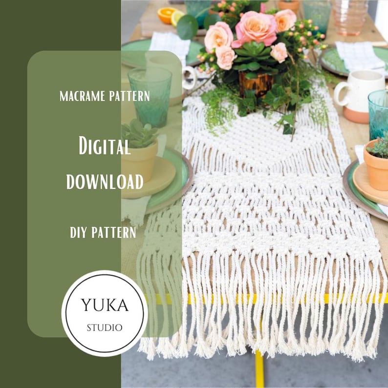 K&ouml;nnte beinhalten: Ein wei&szlig;er Makramee-Tischl&auml;ufer mit Fransen auf einem Holztisch mit einem gelben Bein. Der Tisch ist mit Tellern, Tassen und einer Vase mit rosa Rosen gedeckt. Der Text "MACRAME PATTERN", "DIGITAL DOWNLOAD", "DIY PATTERN" und "YUKA STUDIO" ist auf dem Bild sichtbar.