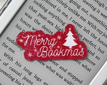 Może przedstawiać: Zakładka świąteczna w kolorze czerwonym i białym z ozdobnym drzewem bożonarodzeniowym i tekstem "Merry Bookmas".
