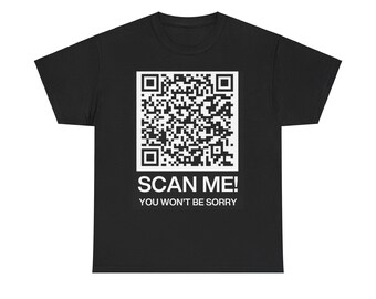 Könnte beinhalten: Schwarzes T-Shirt mit einem weißen QR-Code und dem Text "SCAN ME! YOU WON'T BE SORRY".