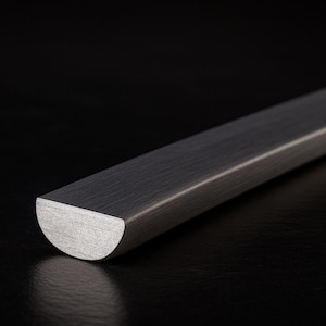 Könnte beinhalten: Ein langer, gerader Metallstab mit halbkreisförmigem Querschnitt. Die Oberfläche des Stabes hat ein gebürstetes, mattes Silberfinish mit sichtbarer horizontaler Maserung, und das flache Ende zeigt einen strukturierten, hellgrauen Metallquerschnitt.