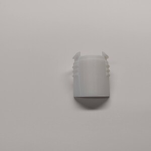 Pu&ograve; includere: Tappo per bottiglia in plastica bianca con corpo cilindrico e base conica. Il tappo ha una serie di scanalature verticali attorno al corpo e due piccole linguette nella parte superiore. L'oggetto &egrave; posto su uno sfondo bianco. Altezza di circa 4 cm.