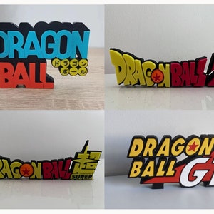 Può includere: Quattro versioni diverse del logo di Dragon Ball, ognuna con uno schema di colori e un design diversi. I loghi sono realizzati in plastica stampata in 3D e presentano i personaggi iconici di Dragon Ball Z.