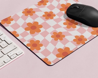 Peut inclure: Un tapis de souris à carreaux rose et blanc avec des motifs de fleurs orange. Une souris d'ordinateur noire est sur le tapis.