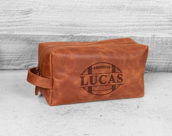 Neceser de cuero personalizado con diseño de equipo de fútbol, regalo para esposo, papá y novio. Neceser de cuero personalizado para él. Regalo de Navidad para fanáticos del deporte.