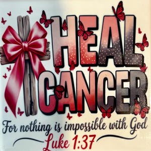 Könnte beinhalten: Quadratische Fliese mit den Worten "HEAL CANCER" in einem Rot- und Grauton, verziert mit roten Schmetterlingen. Ein Holzkreuz mit rosa Schleife und dem Text "For nothing is impossible with God, Luke 1:37" ergänzen das Design.