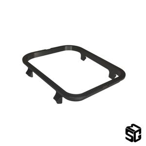 Puede incluir: Marco de plástico negro con cuatro pequeños pies. El marco es rectangular y tiene una abertura cuadrada.