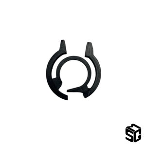 Könnte beinhalten: Ein schwarzer Sicherungsring mit einem einzigartigen Design. Der Ring hat einen zentralen Ring mit einem offenen Abschnitt und zwei gebogenen Armen. Das Objekt ist vor einem schlichten weißen Hintergrund platziert, der seine Form hervorhebt.