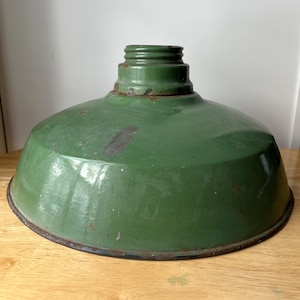 Paralume vintage da 16&quot; di diametro in metallo verde e smalto Barn o Industrial