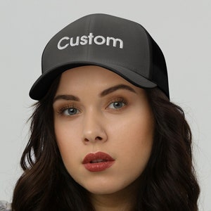 Bestickter Trucker-Hut mit personalisiertem Text Einstellbare Mesh-Cap Unisex Geschenk für Sie oder Ihn Stilvolles anpassbares 3D-Hauch-Snapback-Geschenk