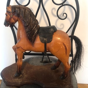 Drewniany koń w stylu vintage, ręcznie wykonany, na platformie z metalowymi kołami, prawdziwymi włosami, strzemionami i wieloma innymi elementami