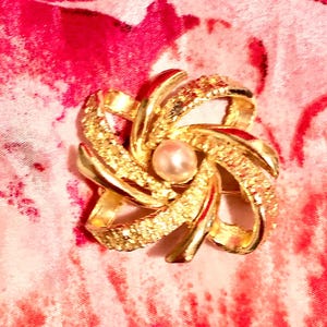 Vintage brooch gold-colored metal with artificial pearl