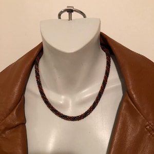 Collar de diseño elaborado con cuentas de vidrio, estilo vintage hecho a mano, sin chaqueta ni maniquí (¡Atención!)
