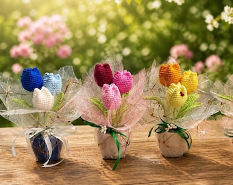 Gehäkelter Blumenstrauß, handgefertigte gehäkelte Tulpen in einer Vase, dekoratives Blumenarrangement als Geschenk