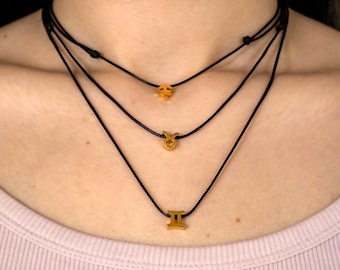 Naszyjnik z czarnego woskowanego sznurka poliestrowego, drobne koraliki ze znakami zodiaku platerowane 24-karatowym złotem, koraliki z horoskopem, ręcznie robiona biżuteria