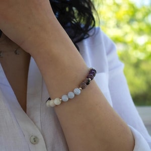 Menopausstödjande armband med naturliga helande kristallsmycken för kvinnor, ametist, månsten, lepidolit, blå kalcedon