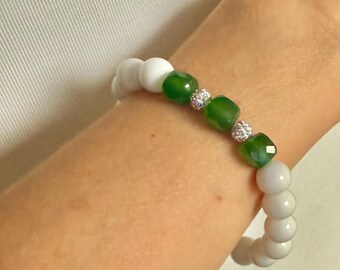 Bransoletka z białych, barwionych jadeitowych koralików, bransoletka z koralików z kamieni szlachetnych, bransoletka z fasetowanych zielonych onyksów, elastyczna bransoletka, biżuteria