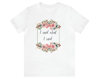 Puede incluir: Camiseta blanca con un diseño floral y el texto "Dije lo que dije."
