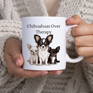 Könnte beinhalten: Weiße Keramik-Kaffeetasse mit einer Schwarzweiß-Illustration von drei Chihuahua-Hunden. Der Text "Chihuahuas Over Therapy" ist auf die Tasse gedruckt.