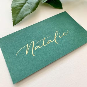 Tarjetas planas de caligrafía manuscrita (solo nombres) / Verde oscuro con tinta dorada / Pequeñas bodas, cenas y eventos corporativos