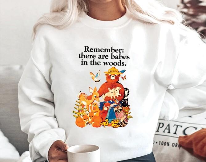 Denken Sie daran, es gibt Babes im Wald Sweatshirt und Hoodie, Smokey lustiges Sweatshirt und Hoodie für Männer Frauen, bestes Geschenk für Tierliebhaber