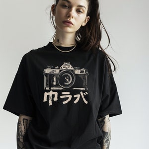 Photographie T-shirt de style japonais, T-shirt streetstyle, T-shirt japonais, Streetwear japonais, Vêtements grunge doux, T-shirt souple unisexe image 2