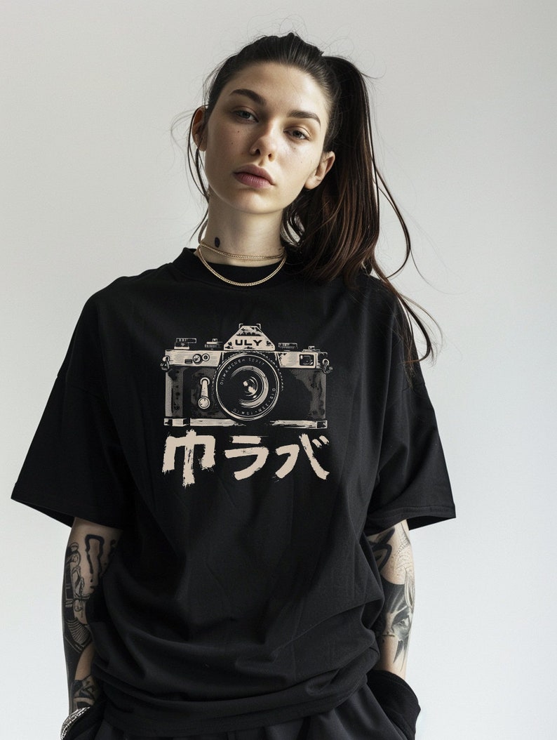 Photographie T-shirt de style japonais, T-shirt streetstyle, T-shirt japonais, Streetwear japonais, Vêtements grunge doux, T-shirt souple unisexe image 2