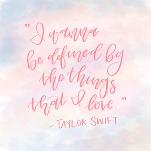 Könnte beinhalten: Rosa und blauer Aquarellhintergrund mit einem Zitat in rosa Schrift, das lautet: "Ich möchte definiert werden durch die Dinge, die ich liebe." - TAYLOR SWIFT