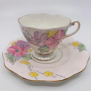 EB Foley lichtroze met bloemen theekop en schotel (1774)