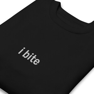 Sudadera premium unisex I Bite. Sudadera premium con letras bordadas.