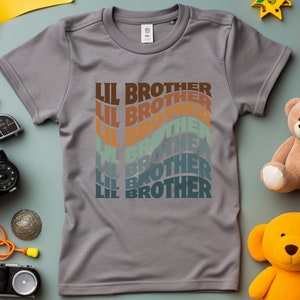 Camiseta para hermano pequeño para niños: camiseta con letras onduladas de arcoíris, regalo para hermano, camiseta para jóvenes, regalo de cumpleaños, regalo para él, ideas de regalo para hermanos