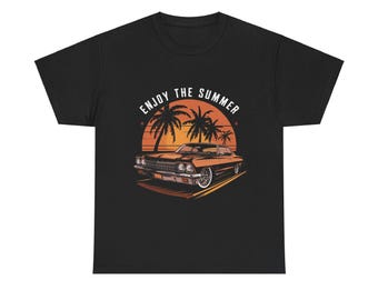 Puede incluir: Camiseta negra con un coche clásico conduciendo por una playa con palmeras y una puesta de sol de fondo. El texto "Enjoy the Summer" está escrito en un círculo alrededor del coche.