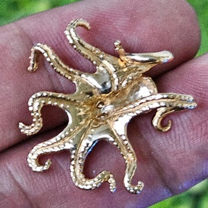 Betoverende 14k gouden octopus hanger/bedel hoog detail met diamanten ogen nautische gouden hanger afbeelding 4