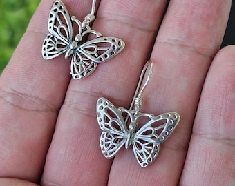 Schattig en flirterig, 925 sterling zilveren vlinderhangeroorbellen