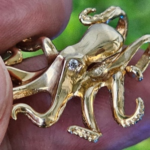 Betoverende 14k gouden octopus hanger/bedel hoog detail met diamanten ogen nautische gouden hanger afbeelding 3