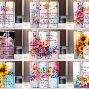Op de afbeelding: Set van drie 20 oz roestvrijstalen tumblers met aquarelbloemendesigns en inspirerende citaten in het Spaans. De tumblers bevatten een verscheidenheid aan bloemen, waaronder lelies, zonnebloemen en rozen, in tinten roze, blauw, geel en paars. De citaten zijn in zwart en wit gedrukt en gecentreerd op de tumblers.