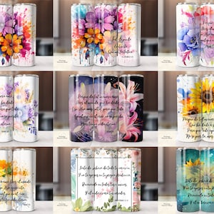 Op de afbeelding: Set van negen sublimatiebekers met aquarelbloemmotieven en inspirerende Spaanse tekst. De bekers tonen verschillende bloemen, waaronder zonnebloemen, lelies en rozen, in tinten roze, paars, geel en blauw. De tekst bevat verzen uit de Bijbel.