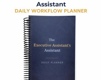 以下が含まれることがあります： 「The Executive Assistant's Assistant」と書かれた、紺色のスパイラル綴じプランナー。表紙には、白と金色の文字でタイトルが書かれており、上部に「DAILY WORKFLOW PLANNER」、下部に「DAILY PLANNER」と書かれています。プランナーは白い背景にあります。