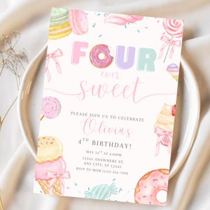 Op de afbeelding: Een pastelkleurige verjaardagsuitnodiging met de woorden "FOUR ever sweet". De uitnodiging bevat illustraties van donuts, ijs en snoep. De tekst luidt: "Doe met ons mee om Olivia's 4e verjaardag te vieren!"
