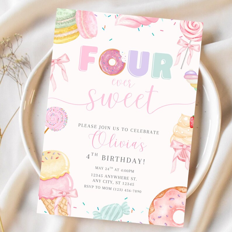 Op de afbeelding: Een pastelkleurige verjaardagsuitnodiging met de woorden "FOUR ever sweet". De uitnodiging bevat illustraties van donuts, ijs en snoep. De tekst luidt: "Doe met ons mee om Olivia's 4e verjaardag te vieren!"