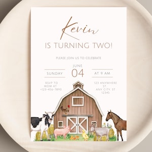 Puede incluir: Una invitación con temática de granja con el texto "¡Kevin cumple dos años!" y detalles del evento. El diseño presenta un granero marrón, animales de granja y la fecha 4 de junio.